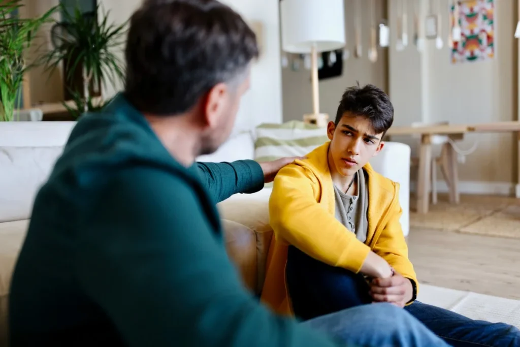 pai-ajuda-filho-depressao-1024x683 Depressão entre crianças e adolescentes: quando procurar ajuda profissional